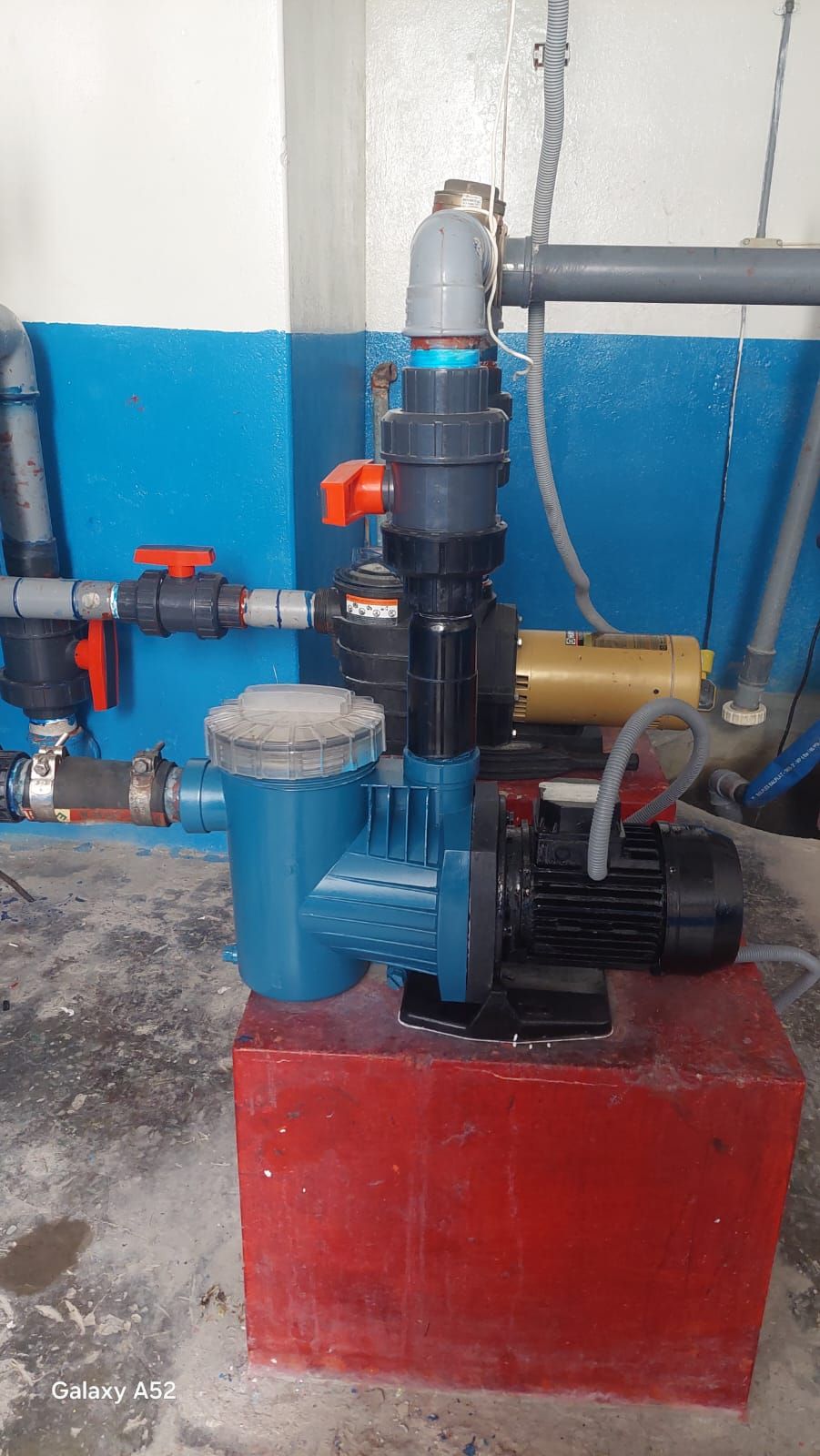 Técnico trabajando en sistema hidráulico