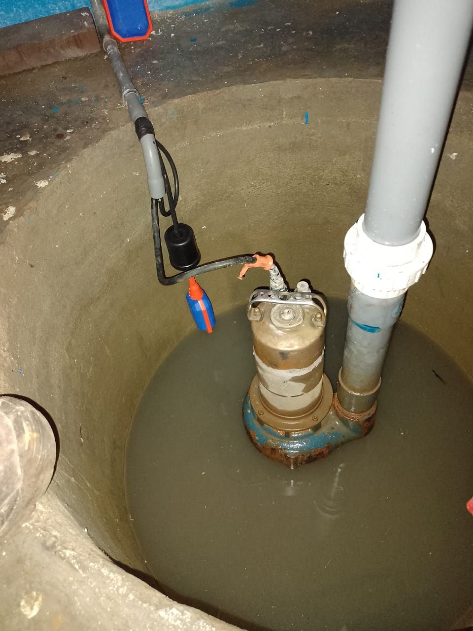 Técnico trabajando en sistema eléctrico