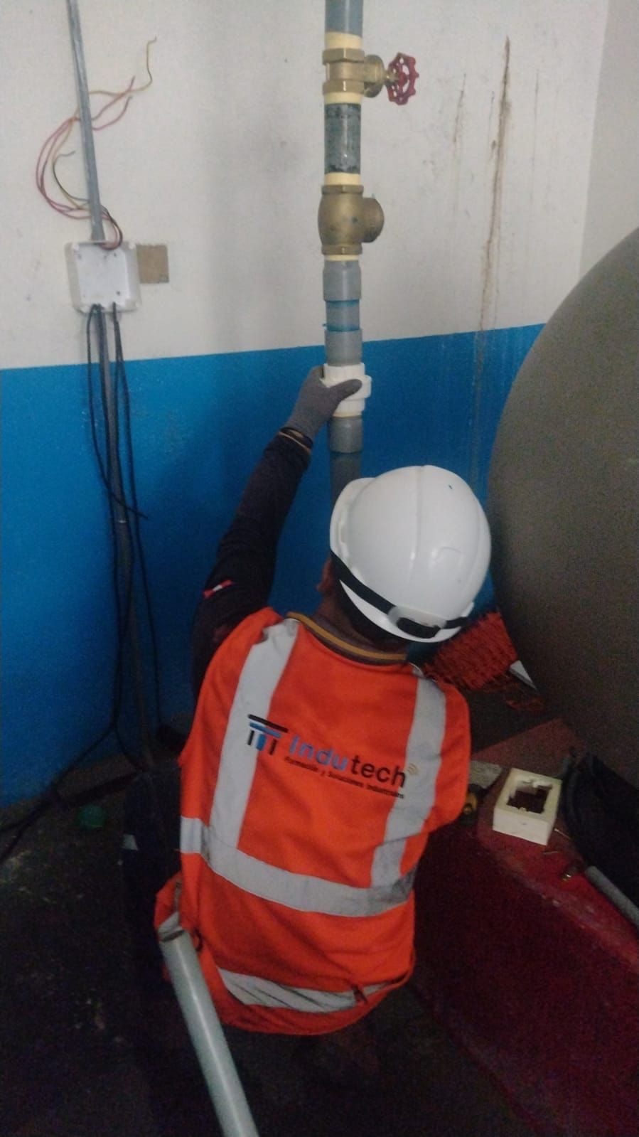 Técnico trabajando en sistema de domótica